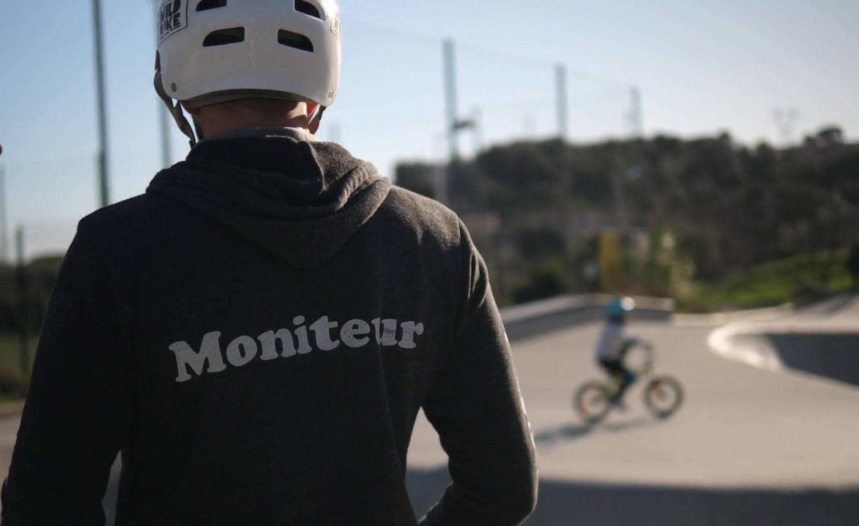 Moniteur Wild Bike qui encadre une séance BMX au skatepark