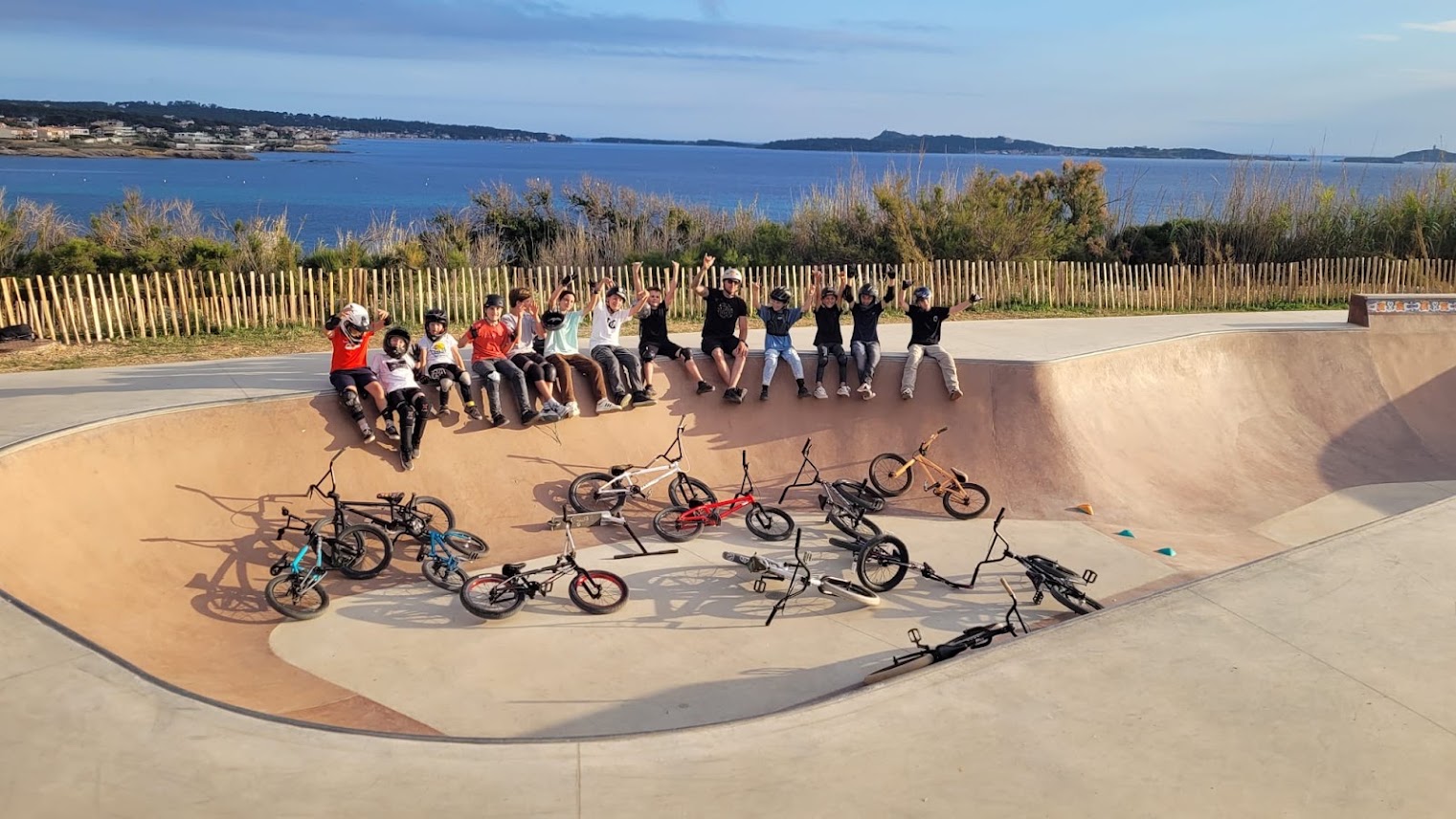 Groupe d'enfants Wild Bike dans un bowl en bord de mer