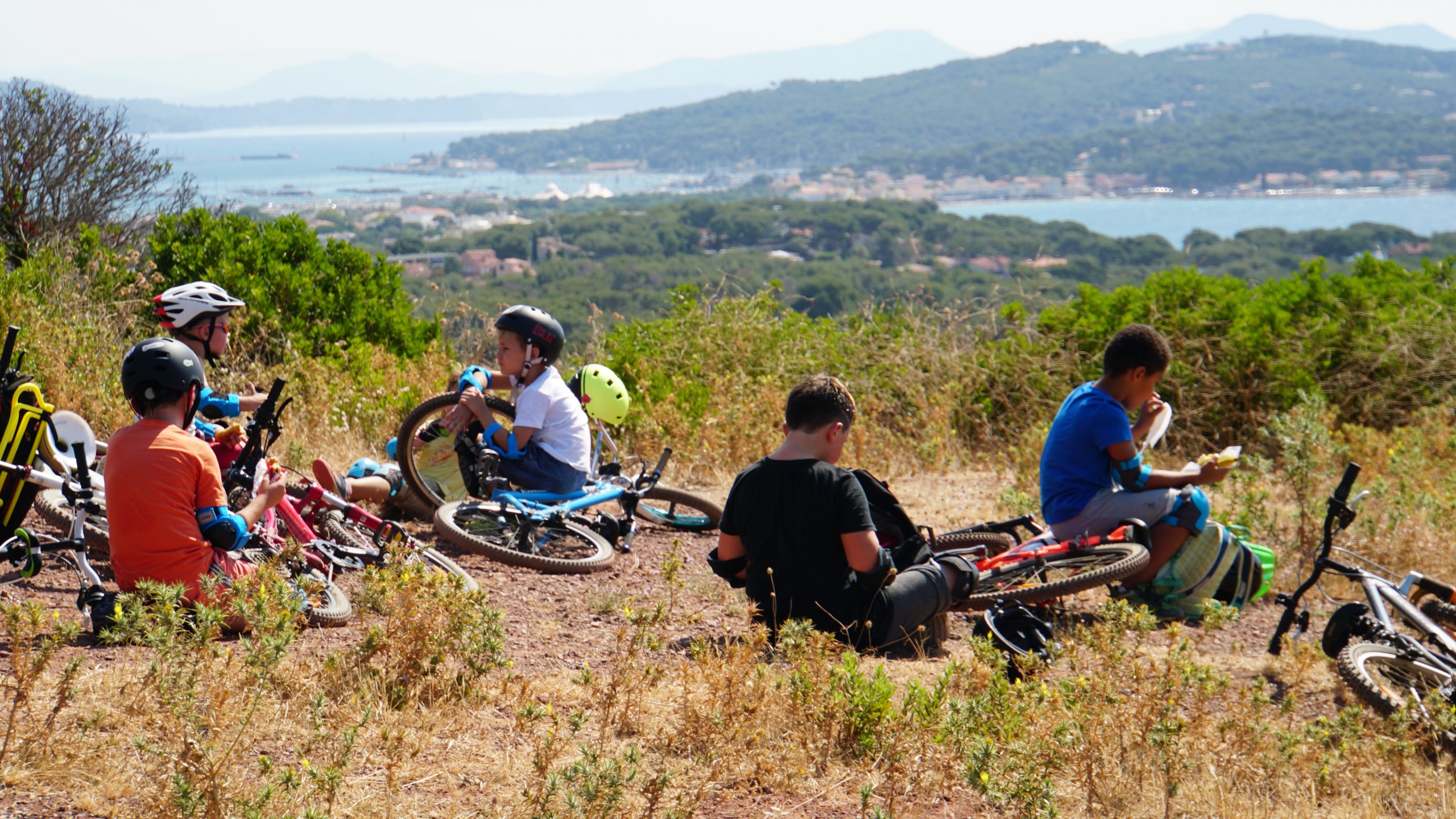 Enfant en VTT freestyle pendant un stage Wild Bike